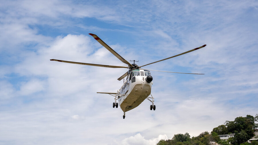 An UNHAS helicopter prepares to land in Port-au-Prince, which is all but cut off from the rest of Haiti without air service. WFP/Pedro Rodrigues